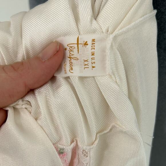 Texsheer XXL- nigh gownt- Silky white nylon- sleeves- lace pink design buttons - Picture 4 of 8
